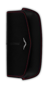 Горизонтальный футляр из черной седельной кожи с красной отделкой и с логотипом V из нержавеющей стали